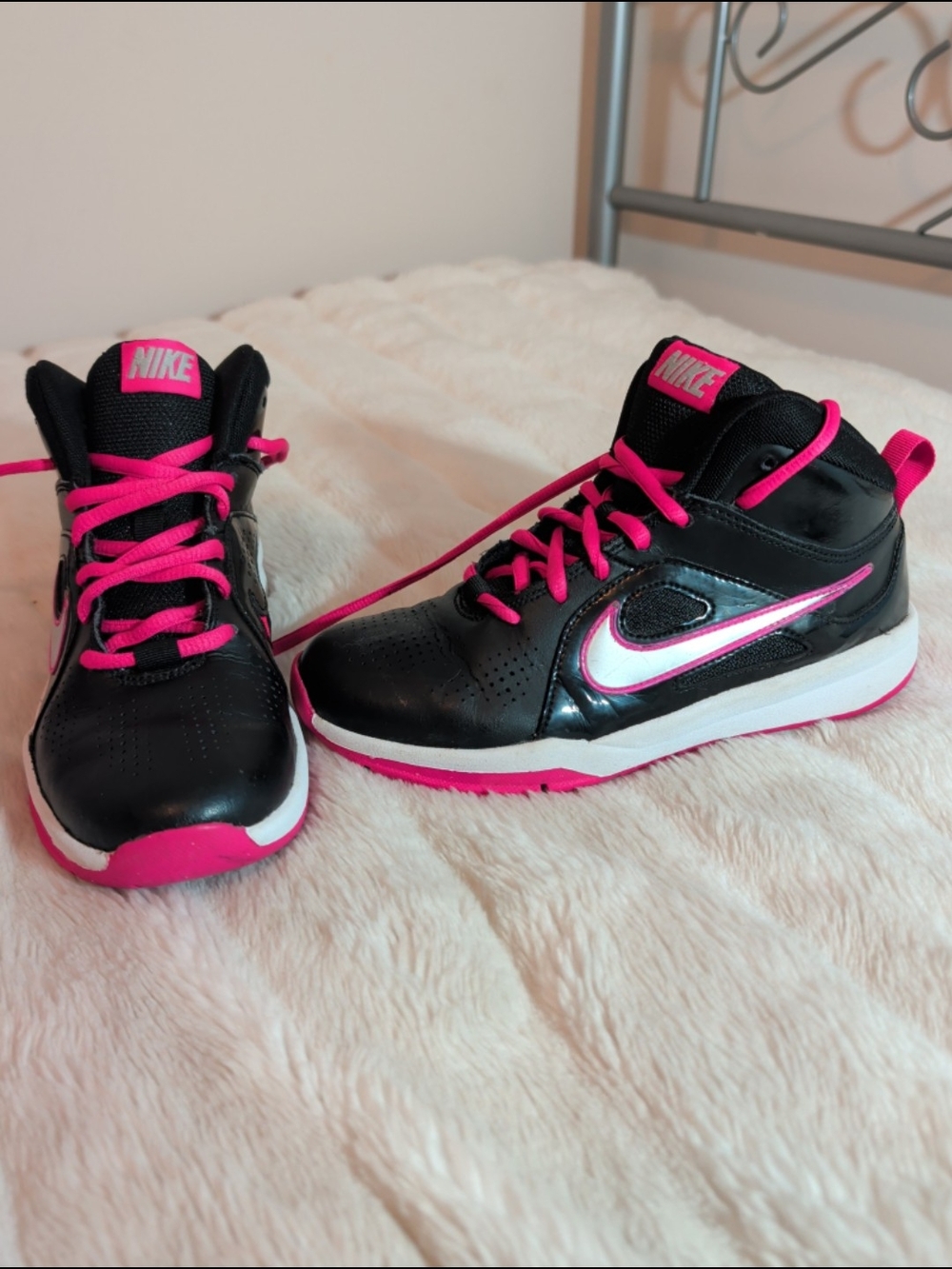 Nike Team Hustle Basketball Sneakers Girls' Sz 4